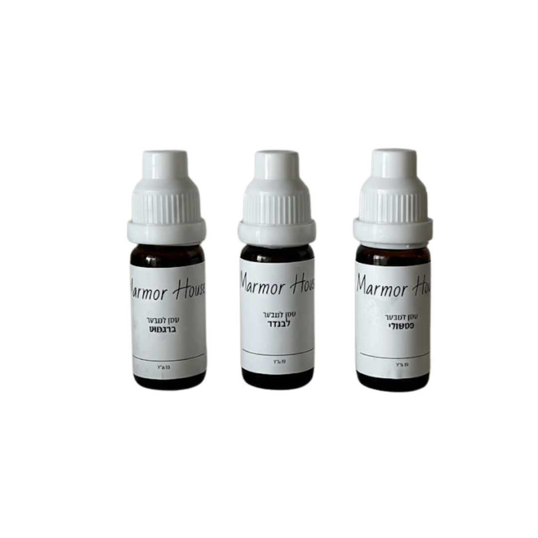 מארז הכולל בתוכו שלושה בקבוקי שמנים אתריים טהורים למבער, המשלבים ניחוחות עדינים ותכונות טיפוליות מעולם הארומתרפיה, ליצירת חוויית ספא מרגיעה ומפנקת אצלך בבית.