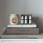 התענגו על רגעי קסם ריחניים של חורף! מארז "ניחוחות חורפיים" הוא השילוב המושלם של עיצוב, ניחוח ושלווה, המיועד ליצור אווירה חמימה, מרגיעה ומפנקת בביתכם. המארז כולל את מבער Modern המעוצב, יחד עם שלישיית שמנים אתריים נבחרת המביאה את קסם החורף לכל חלל.