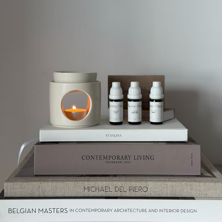 התענגו על רגעי קסם ריחניים של חורף! מארז "ניחוחות חורפיים" הוא השילוב המושלם של עיצוב, ניחוח ושלווה, המיועד ליצור אווירה חמימה, מרגיעה ומפנקת בביתכם. המארז כולל את מבער Modern המעוצב, יחד עם שלישיית שמנים אתריים נבחרת המביאה את קסם החורף לכל חלל.