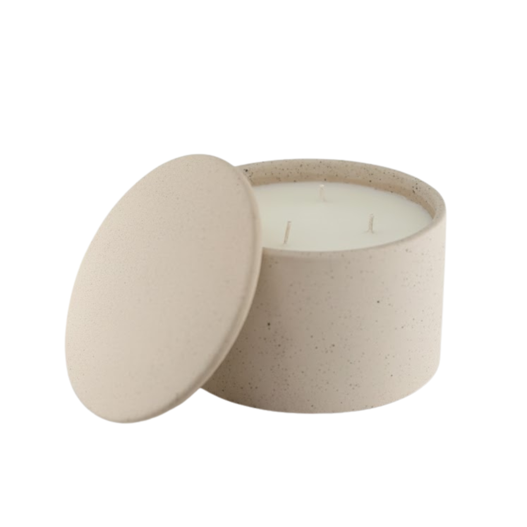 נר יוקרתי המונח בקערת אבן מדברית טבעית בגוון קרם, ומהווה פריט עיצובי ייחודי המכניס חמימות וטבעיות לכל חדר.

הנר עשוי משעוות סויה טבעית וממלא את החלל בניחוח SAHARA המרענן והנקי שלנו. הוא מגיע עם מכסה אבן תואם, השומר על הריח ועל מראה מינימליסטי כשהנר אינו בשימוש.