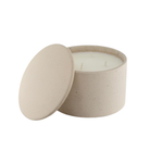 נר יוקרתי המונח בקערת אבן מדברית טבעית בגוון קרם, ומהווה פריט עיצובי ייחודי המכניס חמימות וטבעיות לכל חדר.

הנר עשוי משעוות סויה טבעית וממלא את החלל בניחוח SAHARA המרענן והנקי שלנו. הוא מגיע עם מכסה אבן תואם, השומר על הריח ועל מראה מינימליסטי כשהנר אינו בשימוש.