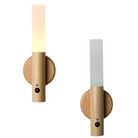 שדרגו כל חדר עם זוג מנורות קיר אלגנטיות ורב-תכליתיות. העיצוב המודרני בגווני עץ חם מכניס תחושת יוקרה, והפונקציונליות החכמה הופכת אותן לפריט המושלם לצידי המיטה, למסדרון או לכל פינה שצריכה נגיעה של אור.