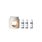 התענגו על רגעי קסם ריחניים של חורף! מארז "ניחוחות חורפיים" הוא השילוב המושלם של עיצוב, ניחוח ושלווה, המיועד ליצור אווירה חמימה, מרגיעה ומפנקת בביתכם. המארז כולל את מבער Modern המעוצב, יחד עם שלישיית שמנים אתריים נבחרת המביאה את קסם החורף לכל חלל.