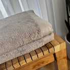 מחפשים את המגבת שתעטוף אתכם בנעימות אחרי מקלחת טובה? מגבות הרחצה שלנו הן בדיוק מה שאתם צריכים. עשויות 100% כותנה איכותית, רכות בטירוף וסופגות ברמה גבוהה.

המגבות שומרות על הרכות והלובן גם אחרי כביסות חוזרות, מתייבשות במהירות ומוסיפות טאץ' נקי ואלגנטי לכל חדר אמבט.