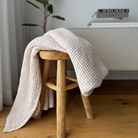 קלילה, נושמת, רכה ונעימה – שמיכת הפיקה שלנו היא בדיוק מה שצריך לנמנום בצהריים או להתכרבלות נעימה בסלון. לא חמה מדי, לא כבדה מדי – היא פשוט מדויקת לעונות המעבר ולקיץ הישראלי.