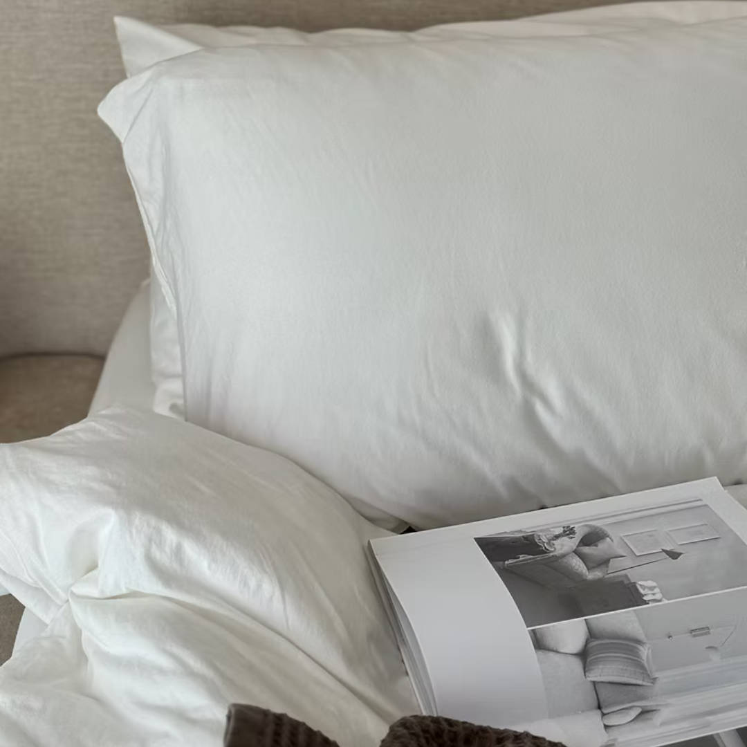 סט מצעים עשוי מבד ג'רסי רך, נושם ובעל מגע חלק ונעים במיוחד. הבד הגמיש "מתלבש" בצורה מושלמת על המזרן ללא מאמץ, שומר על מראה מסודר לאורך כל הלילה ומספק תחושת רוגע ונוחות שמזמינה שינה עמוקה ורצופה.