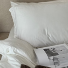 סט מצעים עשוי מבד ג'רסי רך, נושם ובעל מגע חלק ונעים במיוחד. הבד הגמיש "מתלבש" בצורה מושלמת על המזרן ללא מאמץ, שומר על מראה מסודר לאורך כל הלילה ומספק תחושת רוגע ונוחות שמזמינה שינה עמוקה ורצופה.