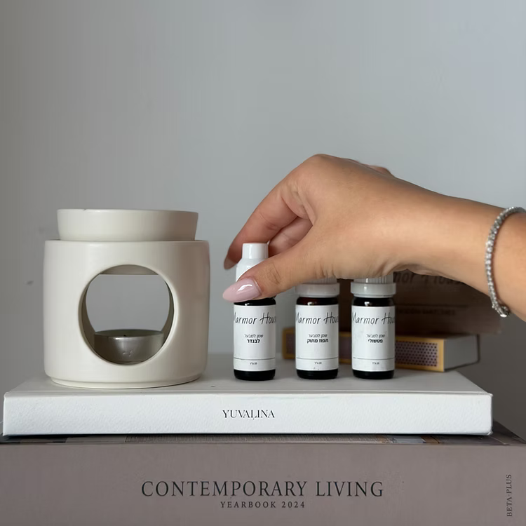 התענגו על רגעי קסם ריחניים של חורף! מארז "ניחוחות חורפיים" הוא השילוב המושלם של עיצוב, ניחוח ושלווה, המיועד ליצור אווירה חמימה, מרגיעה ומפנקת בביתכם. המארז כולל את מבער Modern המעוצב, יחד עם שלישיית שמנים אתריים נבחרת המביאה את קסם החורף לכל חלל.