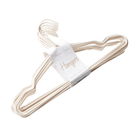 שדרגו את הארון עם סט של 10 קולבים איכותיים שישמרו על הסדר והארגון. הקולבים שלנו דקים, חזקים, ובעיקר - יגרמו לארון להיראות מסודר ומעוצב תמיד.