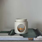 התענגו על רגעי קסם ריחניים עם המבער המודרני שלנו, המביא אליכם שילוב מושלם של עיצוב עכשווי, ניחוח ושלווה. המבער מתאים לשימוש עם שמנים אתריים ויוצר אווירה נעימה ומרגיעה בכל חלל