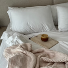 סט מצעים עשוי מבד ג'רסי רך, נושם ובעל מגע חלק ונעים במיוחד. הבד הגמיש "מתלבש" בצורה מושלמת על המזרן ללא מאמץ, שומר על מראה מסודר לאורך כל הלילה ומספק תחושת רוגע ונוחות שמזמינה שינה עמוקה ורצופה.