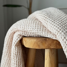 קלילה, נושמת, רכה ונעימה – שמיכת הפיקה שלנו היא בדיוק מה שצריך לנמנום בצהריים או להתכרבלות נעימה בסלון. לא חמה מדי, לא כבדה מדי – היא פשוט מדויקת לעונות המעבר ולקיץ הישראלי.