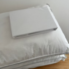 מגן כרית איכותי שישמור על הכריות שלכם בדיוק כמו ביום שקניתם אותן! צידו העליון עשוי בד נושם מחומר טבעי המיוצר מסיבי TENCEL, ומצידו התחתון שכבת הגנה P.U השומרת על הכרית ומונעת חדירת נוזלים.