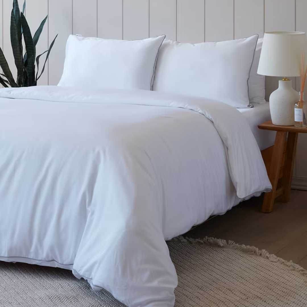 קולקציית הפספול היוקרתית תעניק לחדר השינה שלכם מראה אלגנטי ומדויק. הייחודיות שלה היא מסגרת פספול עדינה בצבע כסף, המוסיפה טאץ' עיצובי מרשים וקלאסי.

המצעים עשויים 100% כותנה מצרית בצפיפות 500 - אלו סיבים דקים וחזקים (כ-500 חוטים לאינץ') ההופכים אותם לאיכותיים ועמידים לשנים רבות. זוהי חווית שינה רכה ומפנקת, ממש כמו בבית מלון, בזכות אריגת סאטן צפופה ואיכותית.