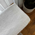 מחפשים את המגבת שתעטוף אתכם בנעימות אחרי מקלחת טובה? מגבות הרחצה שלנו הן בדיוק מה שאתם צריכים. עשויות 100% כותנה איכותית, רכות בטירוף וסופגות ברמה גבוהה.

המגבות שומרות על הרכות והלובן גם אחרי כביסות חוזרות, מתייבשות במהירות ומוסיפות טאץ' נקי ואלגנטי לכל חדר אמבט.