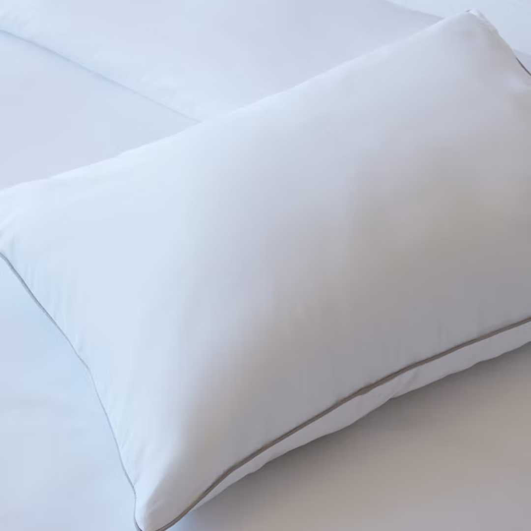 קולקציית הפספול היוקרתית תעניק לחדר השינה שלכם מראה אלגנטי ומדויק. הייחודיות שלה היא מסגרת פספול עדינה בצבע כסף, המוסיפה טאץ' עיצובי מרשים וקלאסי.

המצעים עשויים 100% כותנה מצרית בצפיפות 500 - אלו סיבים דקים וחזקים (כ-500 חוטים לאינץ') ההופכים אותם לאיכותיים ועמידים לשנים רבות. זוהי חווית שינה רכה ומפנקת, ממש כמו בבית מלון, בזכות אריגת סאטן צפופה ואיכותית.