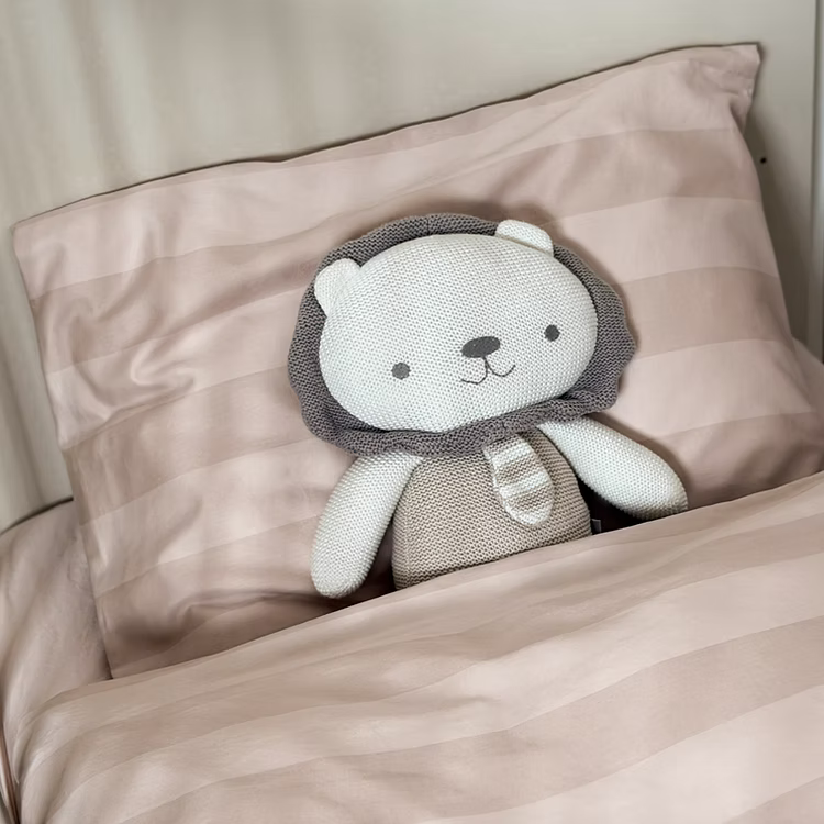 מצעי כותנה מצרית צפיפות 500, עשויים מסיבים דקים וחזקים עם כ-500 חוטים בכל אינץ', מה שהופך אותם לאיכותיים ועמידים לשנים רבות!

מצעים רכים ומפנקים שיהפכו את מיטת התינוק לפינה הכי מפנקת בחדר. כי גם לבייבי שלך מגיע להרגיש כמו בבית מלון! מוצר הדגל שלנו, כותנה מצרית סרוגה באריגת סאטן, באיכות הגבוהה ביותר לחוויית שינה עוטפת ונעימה.