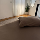 סט מצעים עשוי מבד ג'רסי רך, נושם ובעל מגע חלק ונעים במיוחד. הבד הגמיש "מתלבש" בצורה מושלמת על המזרן ללא מאמץ, שומר על מראה מסודר לאורך כל הלילה ומספק תחושת רוגע ונוחות שמזמינה שינה עמוקה ורצופה.