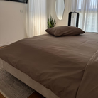 סט מצעים עשוי מבד ג'רסי רך, נושם ובעל מגע חלק ונעים במיוחד. הבד הגמיש "מתלבש" בצורה מושלמת על המזרן ללא מאמץ, שומר על מראה מסודר לאורך כל הלילה ומספק תחושת רוגע ונוחות שמזמינה שינה עמוקה ורצופה.