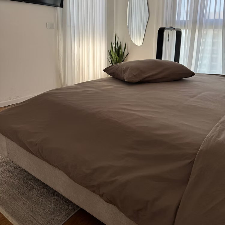 סט מצעים עשוי מבד ג'רסי רך, נושם ובעל מגע חלק ונעים במיוחד. הבד הגמיש "מתלבש" בצורה מושלמת על המזרן ללא מאמץ, שומר על מראה מסודר לאורך כל הלילה ומספק תחושת רוגע ונוחות שמזמינה שינה עמוקה ורצופה.