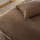 סט מצעים עשוי מבד ג'רסי רך, נושם ובעל מגע חלק ונעים במיוחד. הבד הגמיש "מתלבש" בצורה מושלמת על המזרן ללא מאמץ, שומר על מראה מסודר לאורך כל הלילה ומספק תחושת רוגע ונוחות שמזמינה שינה עמוקה ורצופה.