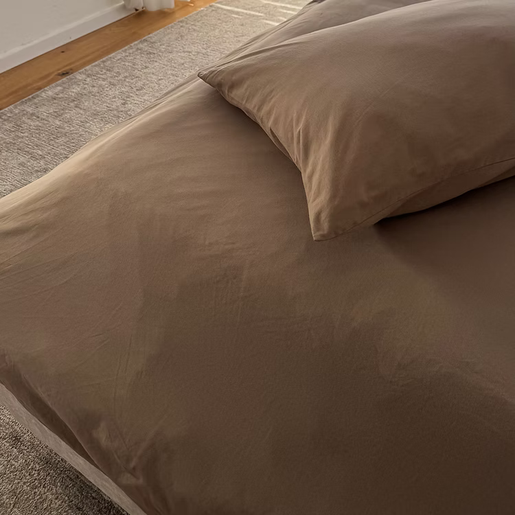 סט מצעים עשוי מבד ג'רסי רך, נושם ובעל מגע חלק ונעים במיוחד. הבד הגמיש "מתלבש" בצורה מושלמת על המזרן ללא מאמץ, שומר על מראה מסודר לאורך כל הלילה ומספק תחושת רוגע ונוחות שמזמינה שינה עמוקה ורצופה.