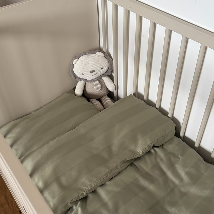 מצעי כותנה מצרית צפיפות 500, עשויים מסיבים דקים וחזקים עם כ-500 חוטים בכל אינץ', מה שהופך אותם לאיכותיים ועמידים לשנים רבות!

מצעים רכים ומפנקים שיהפכו את מיטת התינוק לפינה הכי מפנקת בחדר. כי גם לבייבי שלך מגיע להרגיש כמו בבית מלון! מוצר הדגל שלנו, כותנה מצרית סרוגה באריגת סאטן, באיכות הגבוהה ביותר לחוויית שינה עוטפת ונעימה.