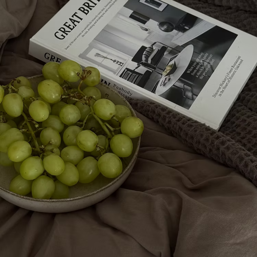 קלילה, נושמת, רכה ונעימה - שמיכת הפיקה שלנו היא בדיוק מה שצריך לנמנום בצהריים או להתכרבלות נעימה בסלון. לא חמה מדי, לא כבדה מדי - היא פשוט מדויקת לעונות המעבר ולקיץ הישראלי.