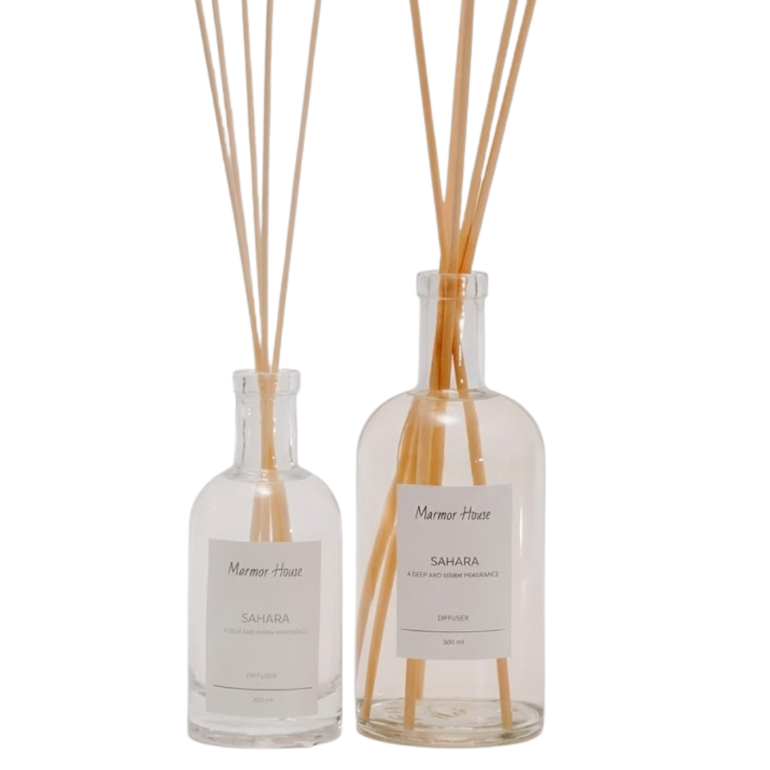 מפיץ הריח שלנו הוא יותר מבושם לחלל הוא פריט עיצובי. בקבוק הזכוכית המינימליסטי והמקלות האלגנטיים מוסיפים נגיעה של סטייל לכל פינה ומשחררים לאוויר ניחוח עדין ומתמשך שמקבל את פנייך בכל פעם מחדש.