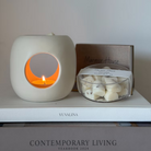 התענגו על רגעי קסם ריחניים עם מארז מושלם המשלב עיצוב, ניחוח ושלווה בביתכם!
מארז "אווירה" כולל את מבער Classic שלנו, המביא אליכם חוויה חושית מרגיעה, יחד עם פרלינים עשויים משעווה טבעית. זהו השילוב המושלם ליצירת אווירה ביתית חמימה, מפנקת ונינוחה.