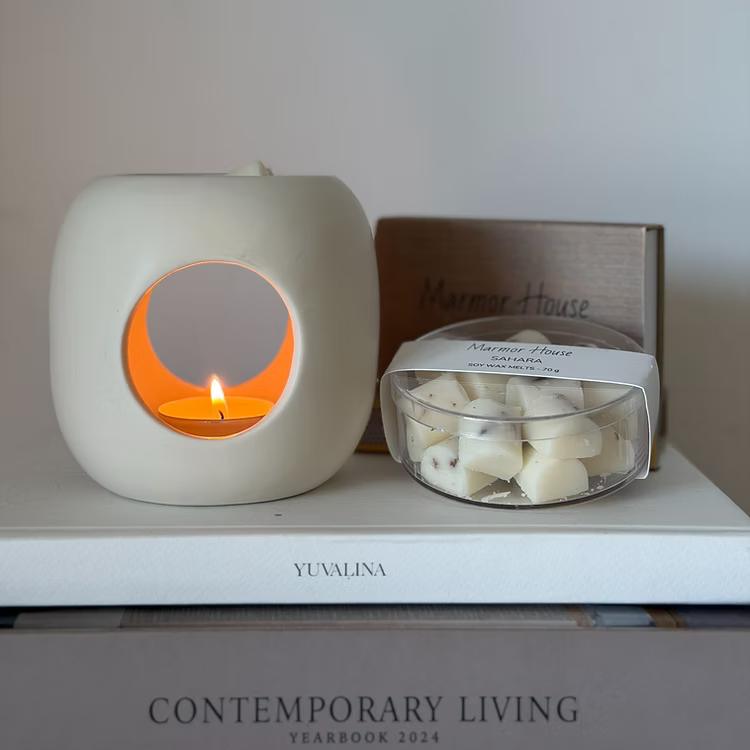 התענגו על רגעי קסם ריחניים עם מארז מושלם המשלב עיצוב, ניחוח ושלווה בביתכם!
מארז "אווירה" כולל את מבער Classic שלנו, המביא אליכם חוויה חושית מרגיעה, יחד עם פרלינים עשויים משעווה טבעית. זהו השילוב המושלם ליצירת אווירה ביתית חמימה, מפנקת ונינוחה.