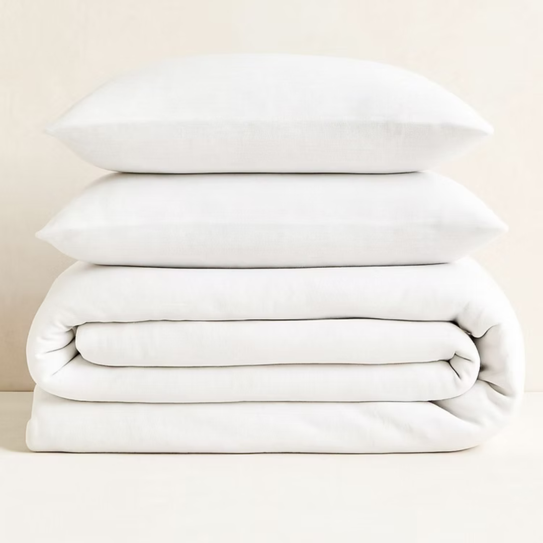 סט מצעים עשוי מבד ג'רסי רך, נושם ובעל מגע חלק ונעים במיוחד. הבד הגמיש "מתלבש" בצורה מושלמת על המזרן ללא מאמץ, שומר על מראה מסודר לאורך כל הלילה ומספק תחושת רוגע ונוחות שמזמינה שינה עמוקה ורצופה.