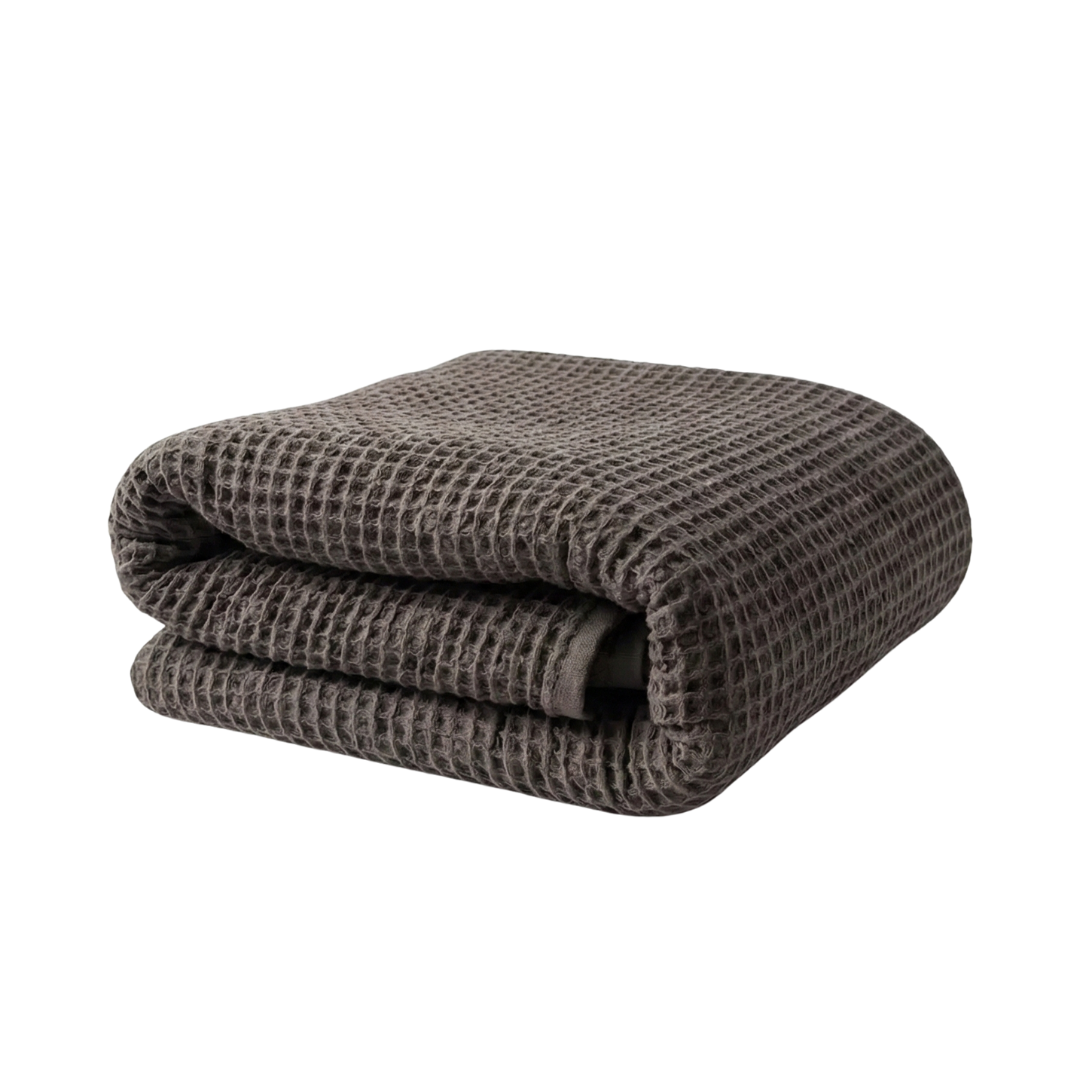 שמיכת הפיקה שלנו היא קלילה, נושמת, רכה ונעימה, בדיוק מה שצריך לנמנום בצהריים או להתכרבלות נעימה בסלון. לא חמה מדי, לא כבדה מדי - היא פשוט מדויקת לעונות המעבר ולקיץ הישראלי.