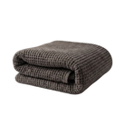 שמיכת הפיקה שלנו היא קלילה, נושמת, רכה ונעימה, בדיוק מה שצריך לנמנום בצהריים או להתכרבלות נעימה בסלון. לא חמה מדי, לא כבדה מדי - היא פשוט מדויקת לעונות המעבר ולקיץ הישראלי.