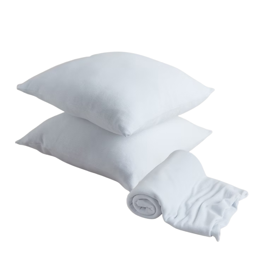 המארז שלנו משלב כיסוי מיטה וזוג כריות נוי תואמות מבד וופל יוקרתי ונועד להעניק למיטה שלך מראה עשיר, מרשים ונעים במיוחד. הוא מושלם לרענון הבית ולהוספת תחושת חמימות ונוחות רכה