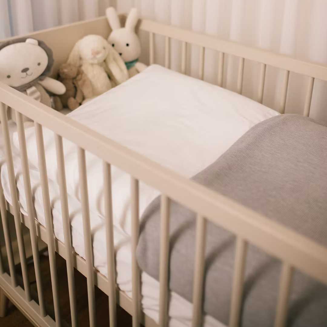 סט מצעים מכותנה מצרית, הנחשבת לאחת מסוגי הכותנה המשובחים בעולם, המעניק רכות ונעימות לחוויית שינה מפנקת במיוחד. מצעים אלו מתאימים באופן מושלם ללול התינוק.