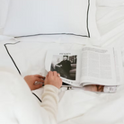 סט מצעים יוקרתי מ-100% כותנה מצרית, הנחשבת לאיכותית והמפנקת ביותר בעולם. הסט מעוצב עם גימור רקמה בצבע שחור בציפה ובציפיות, המעניק למיטה מראה מהודר ויוקרתי. להשלמת המראה, הוספנו לציפיות מסגרת אוקספורד אלגנטית.