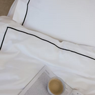 סט מצעים יוקרתי מ-100% כותנה מצרית, הנחשבת לאיכותית והמפנקת ביותר בעולם. הסט מעוצב עם גימור רקמה בצבע שחור בציפה ובציפיות, המעניק למיטה מראה מהודר ויוקרתי. להשלמת המראה, הוספנו לציפיות מסגרת אוקספורד אלגנטית.