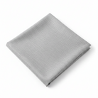 מפה בצבע אפור עם חצאית רחבה המקנה לשולחן מראה חגיגי ויוקרתי ומושלמת לכל אירוע מיוחד.