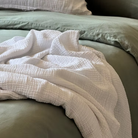 כיסוי מיטה רך טטרה רב עונתית העשוי 100% כותנה אורגנית בצבע לבן