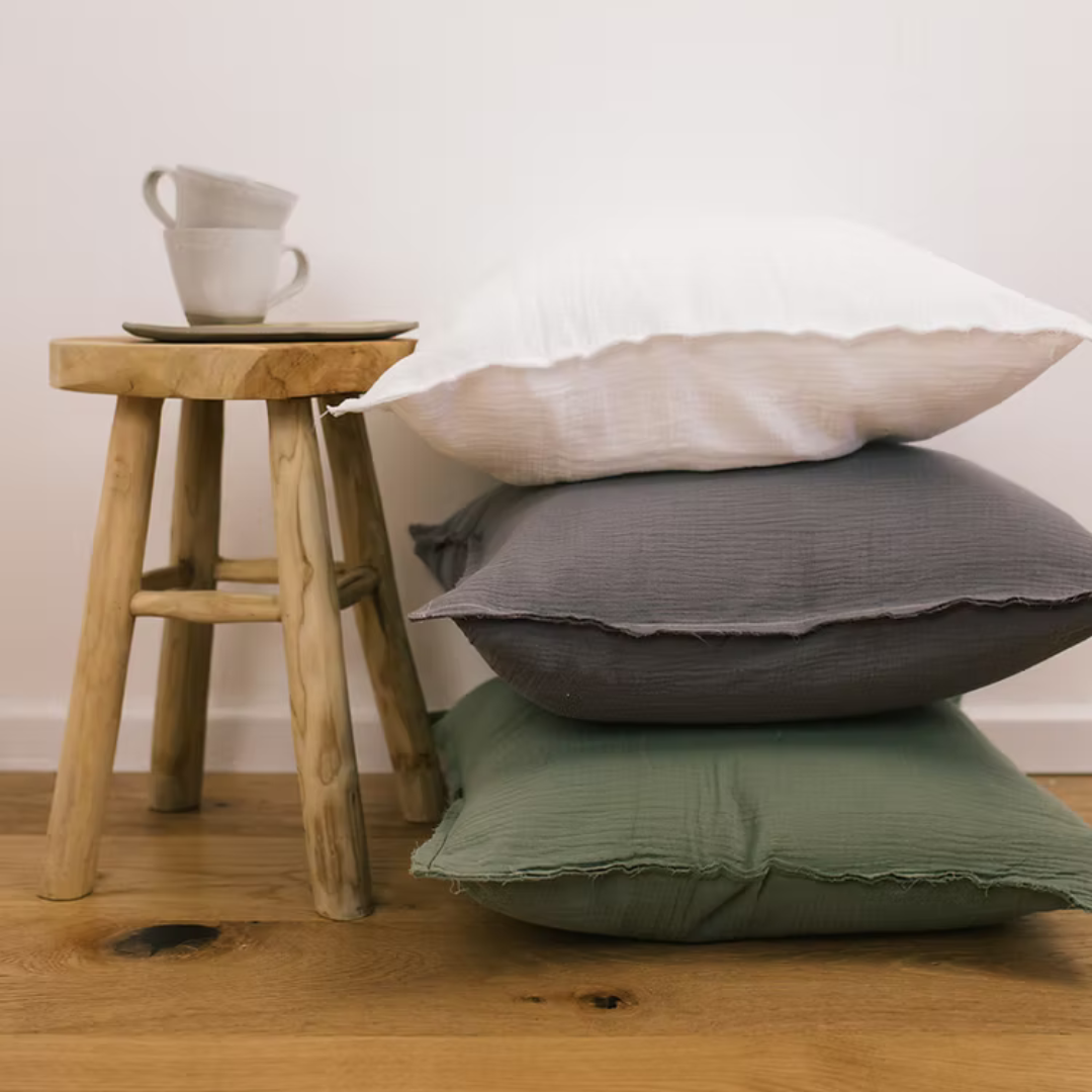 זוג כריות נוי רכות מבד טטרה להוספת סטייל ונוחות לסלון או לחדר השינה.