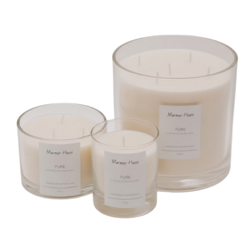 נר ריחני יוקרתי בכלי זכוכית אלגנטי, המעניק לכל חלל אווירה חמה, מרגיעה ומזמינה. עשוי מ-שעוות סויה טבעית לבעירה נקייה וארוכה, עם ניחוח מפנק שמתפזר בעדינות ומשאיר חותם ייחודי בחלל.

מושלם לערבים נעימים, לאווירה רומנטית או סתם לרגע של פינוק ורוגע אחרי יום ארוך. תנו לבית שלכם ניחוח עשיר ועוטף, כמו בספא או בית מלון יוקרתי!