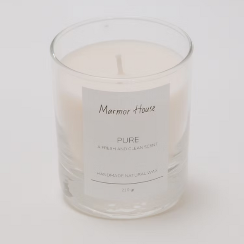 נר ריחני יוקרתי בכלי זכוכית אלגנטי, המעניק לכל חלל אווירה חמה, מרגיעה ומזמינה. עשוי מ-שעוות סויה טבעית לבעירה נקייה וארוכה, עם ניחוח מפנק שמתפזר בעדינות ומשאיר חותם ייחודי בחלל.

מושלם לערבים נעימים, לאווירה רומנטית או סתם לרגע של פינוק ורוגע אחרי יום ארוך. תנו לבית שלכם ניחוח עשיר ועוטף, כמו בספא או בית מלון יוקרתי!