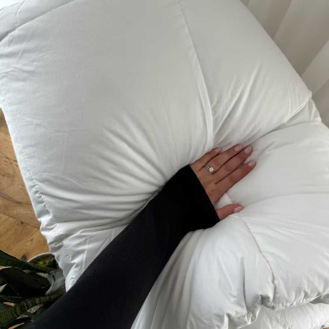 תקריב שמיכת חורף עבה במילוי דמוי פלומה מסיבים עדינים ורכים המעניקים תחושה מפנקת ונעימה.