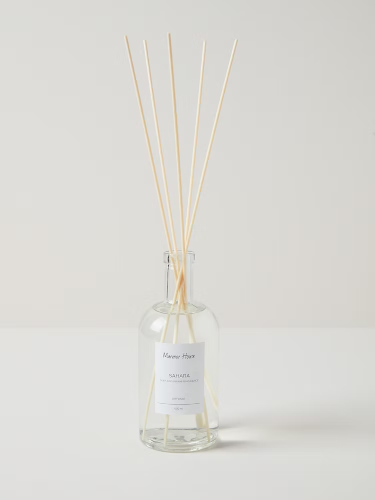 מפיץ הריח שלנו הוא יותר מבושם לחלל – הוא פריט עיצובי. בקבוק הזכוכית המינימליסטי והמקלות האלגנטיים מוסיפים נגיעה של סטייל לכל פינה, ומשחררים לאוויר ניחוח עדין ומתמשך שמקבל את פנייך בכל פעם מחדש.