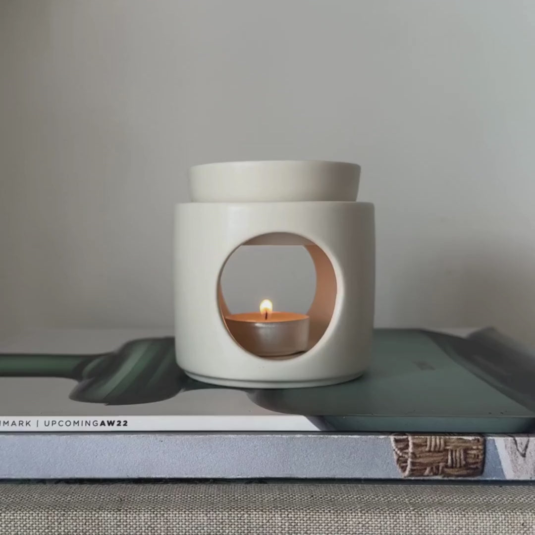 התענגו על רגעי קסם ריחניים עם המבער המודרני שלנו, המביא אליכם שילוב מושלם של עיצוב עכשווי, ניחוח ושלווה. המבער מתאים לשימוש עם שמנים אתריים ויוצר אווירה נעימה ומרגיעה בכל חלל.