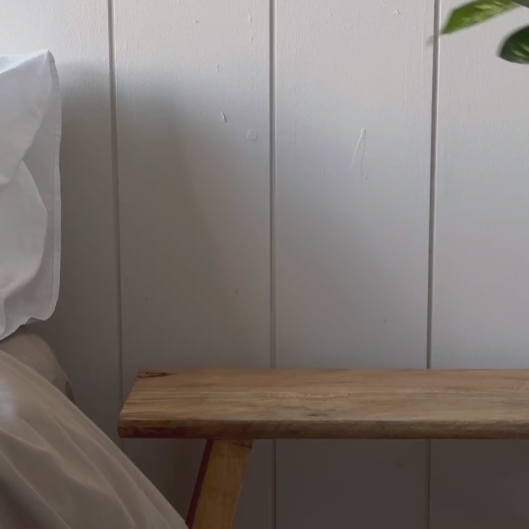 מפיץ הריח שלנו הוא יותר מבושם לחלל – הוא פריט עיצובי. בקבוק הזכוכית המינימליסטי והמקלות האלגנטיים מוסיפים נגיעה של סטייל לכל פינה, ומשחררים לאוויר ניחוח עדין ומתמשך שמקבל את פנייך בכל פעם מחדש.