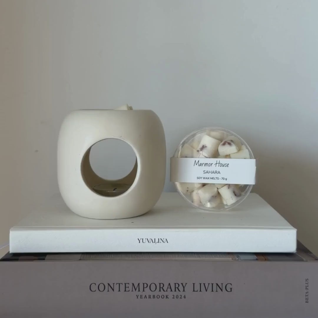 התענגו על רגעי קסם ריחניים עם מארז מושלם המשלב עיצוב, ניחוח ושלווה בביתכם!
מארז "אווירה" כולל את מבער Classic שלנו, המביא אליכם חוויה חושית מרגיעה, יחד עם פרלינים עשויים משעווה טבעית. זהו השילוב המושלם ליצירת אווירה ביתית חמימה, מפנקת ונינוחה.