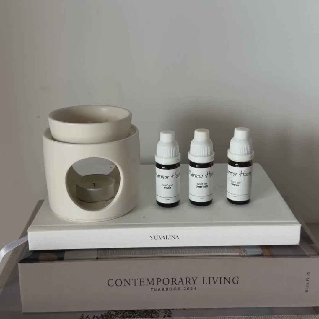 התענגו על רגעי קסם ריחניים של חורף! מארז "ניחוחות חורפיים" הוא השילוב המושלם של עיצוב, ניחוח ושלווה, המיועד ליצור אווירה חמימה, מרגיעה ומפנקת בביתכם. המארז כולל את מבער Modern המעוצב, יחד עם שלישיית שמנים אתריים נבחרת המביאה את קסם החורף לכל חלל.